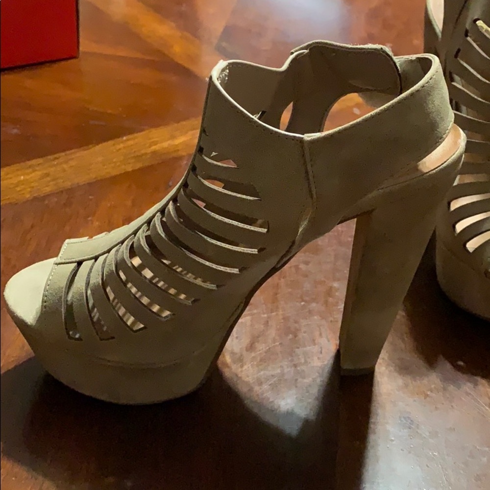 Heels - Picture 2 of 3